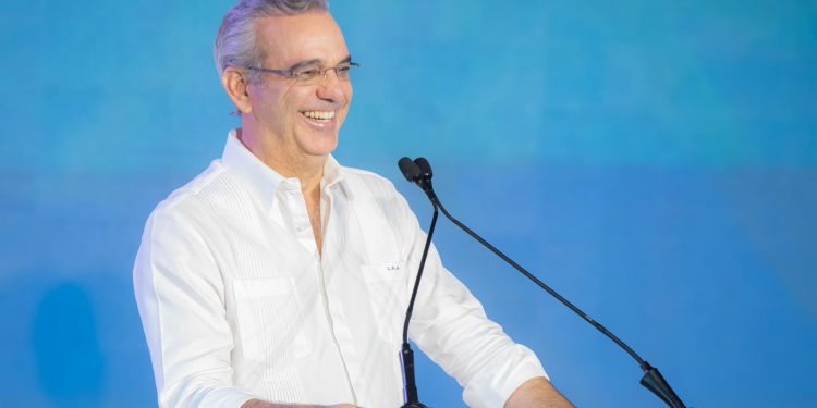 Presidente Abinader inaugura muelle y lanza proyectos energéticos en Manzanillo