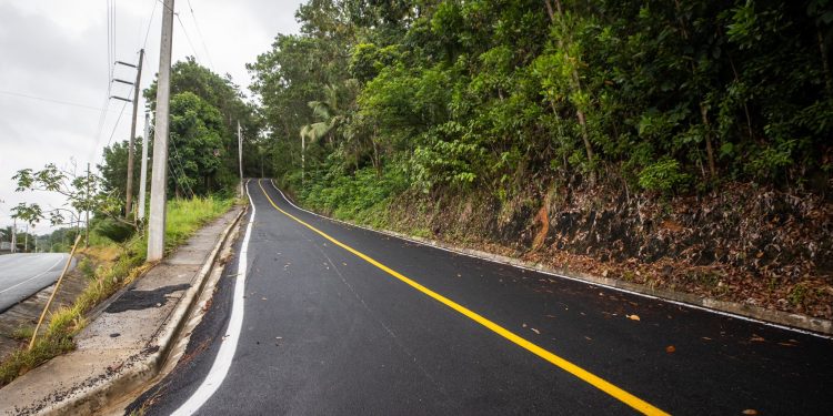 Raquel Peña y Deligne Ascención inauguran asfaltado de calles en Bonao