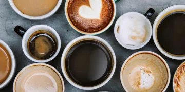 Estos son los alimentos que no se recomienda tomar junto al café, según una nutricionista