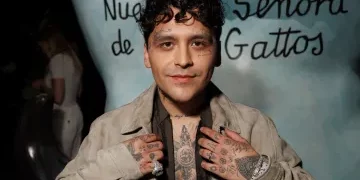 Christian Nodal está entre los 50 rostros más bellos del 2024