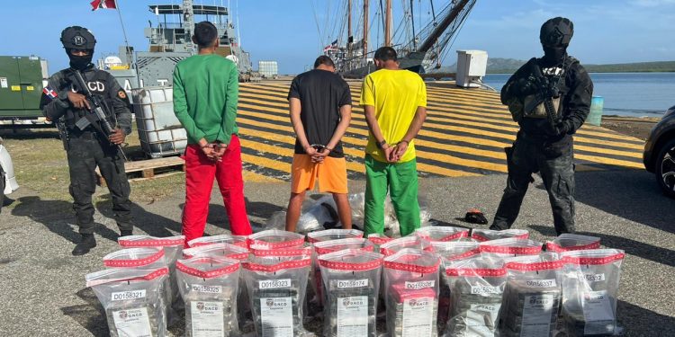 Continúa la lucha contra el narcotráfico: DNCD incauta 134 paquetes de supuesta cocaína y arresta a 4 venezolanos