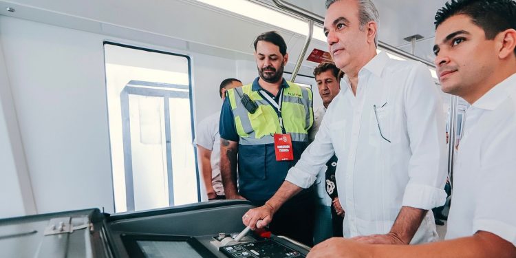Presidente Abinader conduce el monorriel de Santiago en su primera prueba dinámica con pasajeros