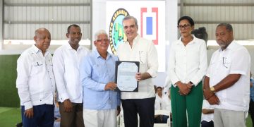 Presidente Abinader entrega 723 títulos de propiedad en Nisibón y 320 apartamentos en Boca Chica