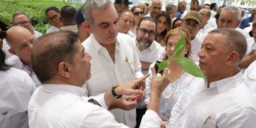 Presidente Abinader, expresidente Mejía y Limber Cruz exploran innovaciones en el Laboratorio Biovega