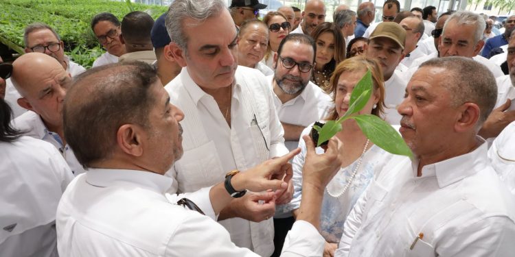 Presidente Abinader, expresidente Mejía y Limber Cruz exploran innovaciones en el Laboratorio Biovega