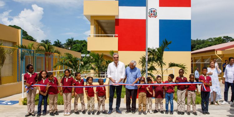 Presidente Abinader inaugura Escuela Básica y Multiuso en La Vega; también visitó Expo-Vega Real 2024 y Laboratorio Biovega