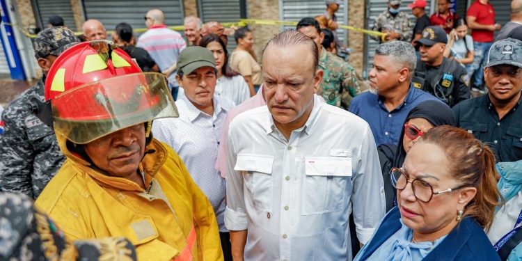 Alcalde de Santiago actúa ante incendio en Mercado Modelo