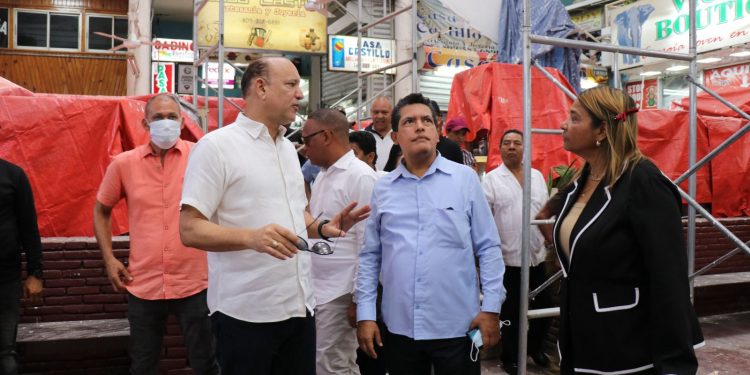 Alcalde Ulises Rodríguez supervisa avances en la reconstrucción del Mercado Modelo de Santiago