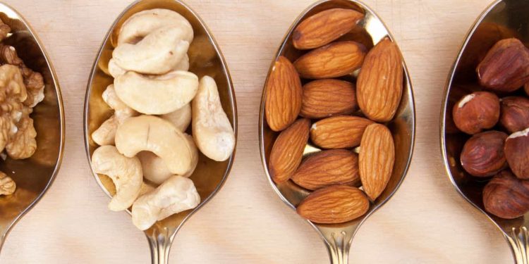 Almendras vs nueces: Propiedades nutricionales y beneficios para la salud