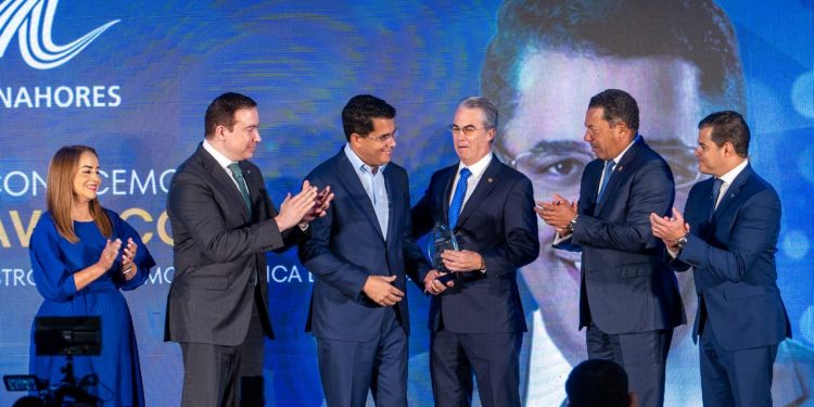 Bancos Popular, BHD y Reserva reconocen el trabajo de David Collado en turismo