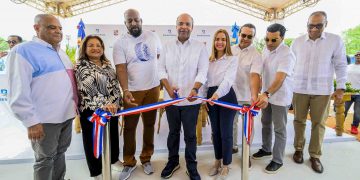 Banreservas remoza estadio de softball y parque infantil solicitados por comunitarios a Abinader