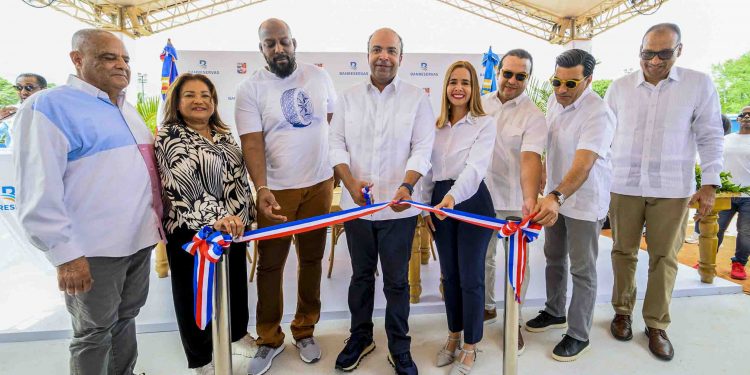 Banreservas remoza estadio de softball y parque infantil solicitados por comunitarios a Abinader
