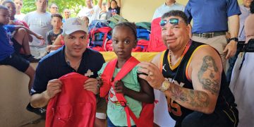 Basílica Medical y Fundación Bartolo Colón donan cientos de mochilas con útiles escolares en Altamira, PP