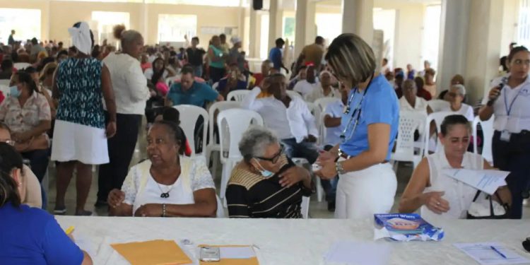 Operativo de salud en La Vega beneficia a cientos con tratamiento de Asma