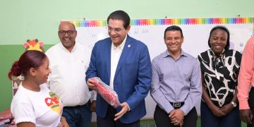 Senador Daniel Rivera entrega útiles escolares a niños de Santiago Oeste
