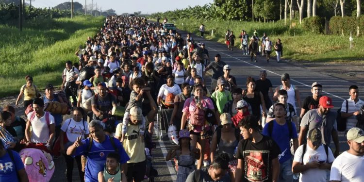 Estados Unidos Pausa Permisos Humanitarios para Cuatro Nacionalidades Debido a Preocupaciones por Fraude