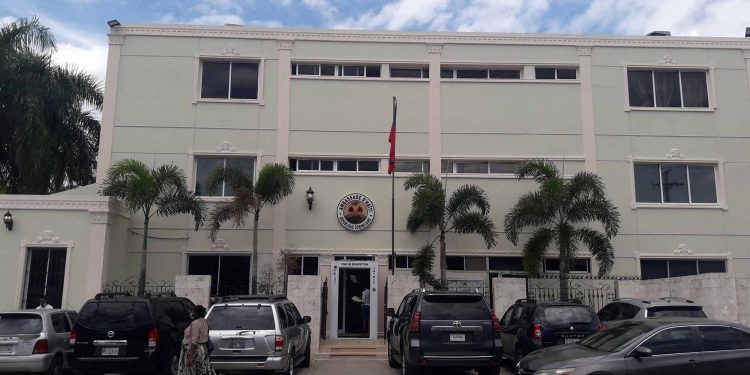 Embajada de Haití desmiente que mujer que causó destrozos en hospital de Villa Altagracia sea haitiana