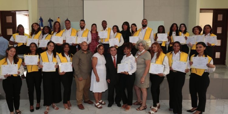 Escuela de Enfermería de la UASD certifica a 27 participantes en Diplomado de Instrumentación Quirúrgica