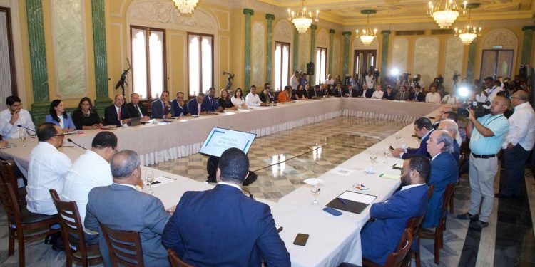 Gobierno continúa el diálogo y celebra reunión con abogados para tratar reforma constitucional