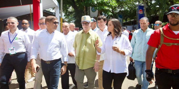 Presidente Abinader inaugura Escuela Básica y Multiuso en La Vega; también visitó Expo-Vega Real 2024 y Laboratorio Biovega