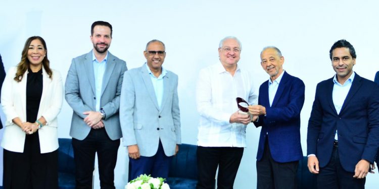 Huchi Lora resalta la importancia del periodismo dominicano en panel de Zona Franca