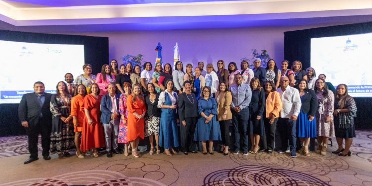 Directora del INAIPI encabeza encuentro con coordinadoras y analistas de los centros CAIPI