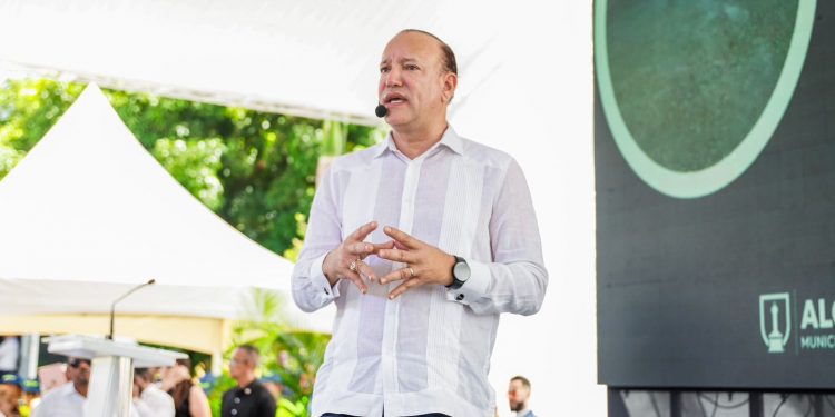 Ulises Rodríguez presenta una gestión transformadora para Santiago.