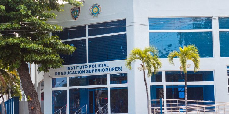 Oficiales subalternos de la PN refuerzan capacitación en ciberseguridad con conferencia de alto nivel en IPES