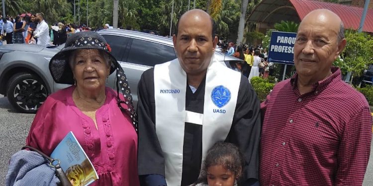 Braulio Ramírez se gradúa de Máster en Gestión de la Educación Física y Deporte en la UASD