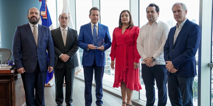 ONEC reconoce al ministro Ito Bisonó por su apoyo al sector comercial interno de República Dominicana