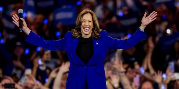 Kamala Harris desafía a Trump en Milwaukee, lugar de su consagración como candidato Republicano