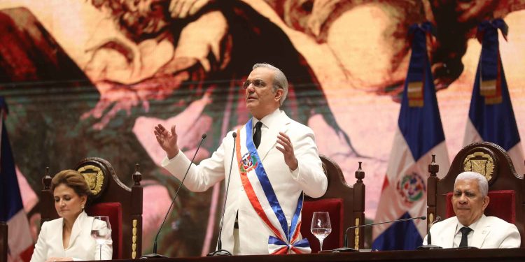 Abinader y Peña asumen segundo mandato con promesas de reformas y desarrollo