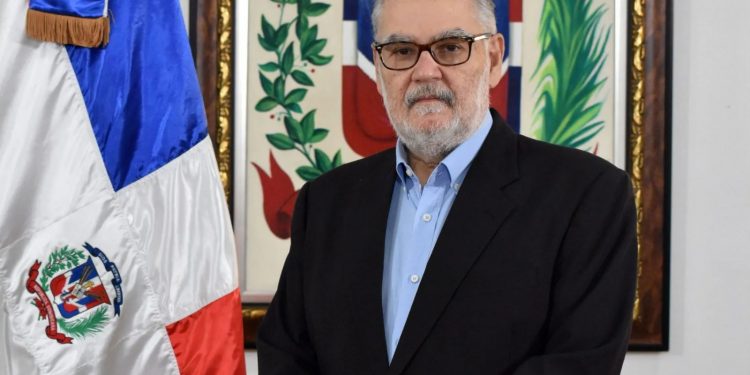 Presidente Abinader designa a Miguel Ceara Hatton como superintendente de Salud y Riesgos Laborales