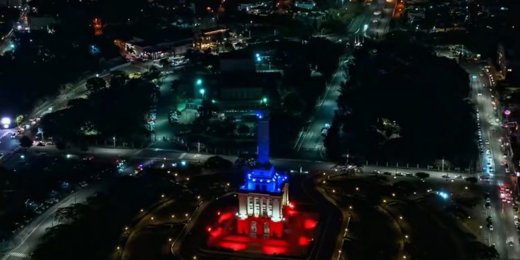 El monumento a los Héroes de la Restauración se ilumina con los colores patrios para conmemorar la Guerra Restauradora y su 17° aniversario como museo