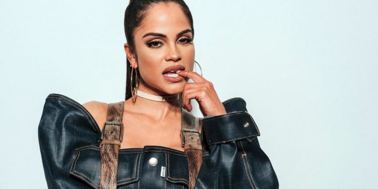 Natti Natasha rinde homenaje a Selena con una versión en espanglish de «Como la flor»