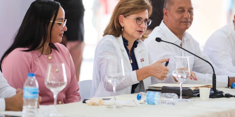 Raquel Peña insta a los maestros a evaluar su desempeño a través del progreso de sus estudiantes