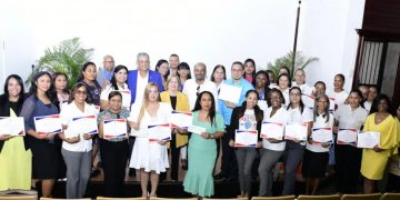 Regional 08 del Minerd entrega incentivos de RD$50,000 a maestros destacados en alfabetización en Santiago