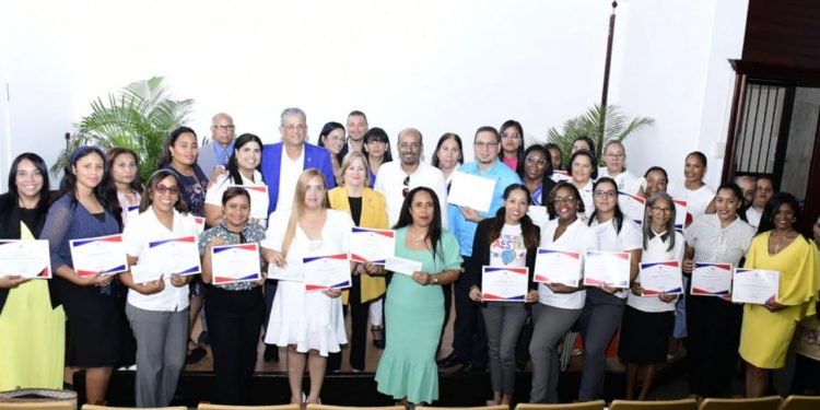 Regional 08 del Minerd entrega incentivos de RD$50,000 a maestros destacados en alfabetización en Santiago