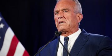 Robert F. Kennedy Jr. suspende su campaña presidencial y apoya a Donald Trump