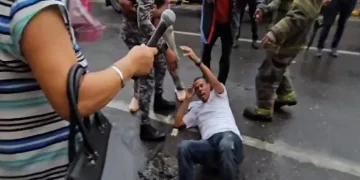 Condena y medidas disciplinarias tras agresión policial a reportero en Santiago
