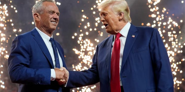 Trump da la bienvenida a Robert F. Kennedy Jr. a la familia MAGA en un mitin en Arizona