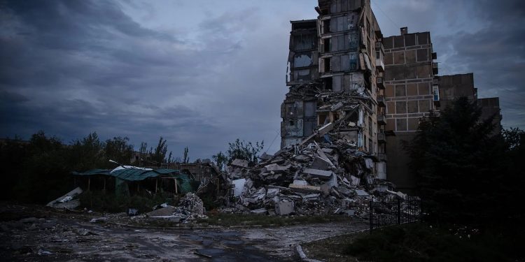 Ucrania enfrenta una devastación casi total en el este debido a bombardeos rusos