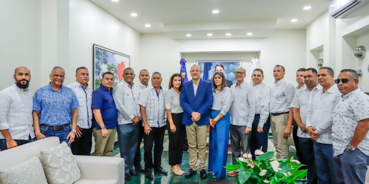Alcalde Ulises Rodríguez se reúne con alcaldes y directores de distrito de Santiago para fortalecer la cooperación municipal