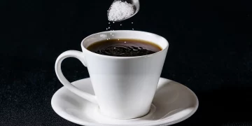 Este es el máximo azúcar que los expertos recomiendan echar al café