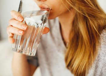 Comer y beber agua con moderación favorece la digestión