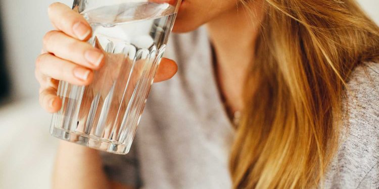 Comer y beber agua con moderación favorece la digestión