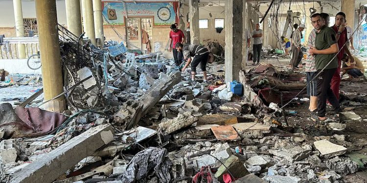 Condena internacional por bombardeo israelí en escuela de Gaza