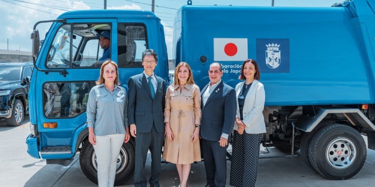 Alcaldía del DN recibe cuatro camiones recolectores donados por Gobierno de Japón