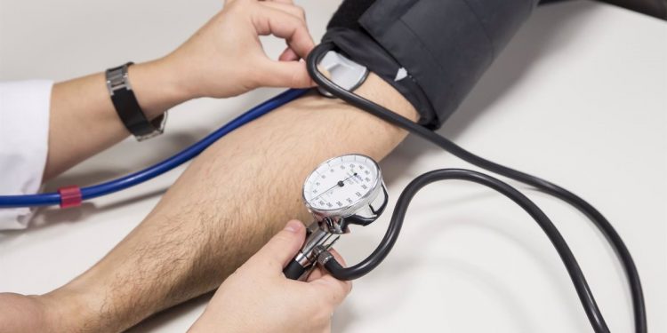 Cómo medir la presión arterial: prácticas correctas y errores comunes