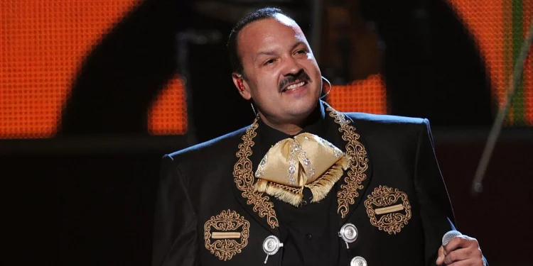 Pepe Aguilar reaccionó a la llegada de su nieto